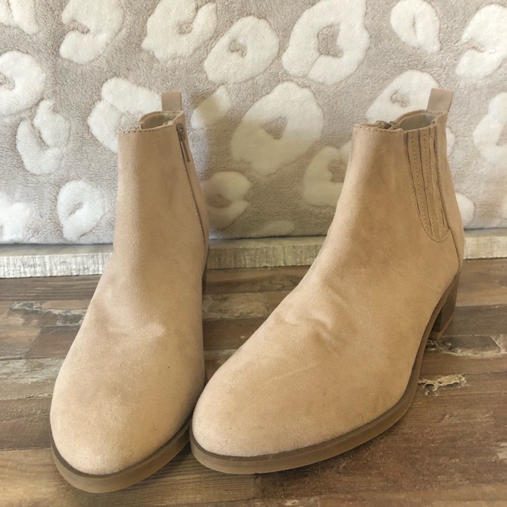 Old Navy: size 6, ankle boots, cream color